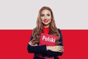 Młoda kobieta na tle polskiej flagi