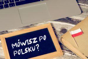 Mała tablica kredowa z napisem "Mówisz po polsku?"